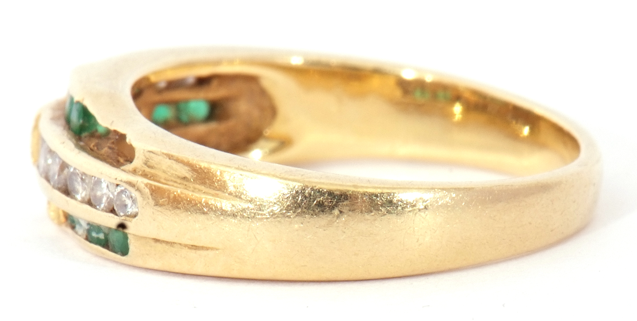 Emerald and diamond set half hoop ring, an Art Deco design of three bands of channel set diamonds - Bild 2 aus 9