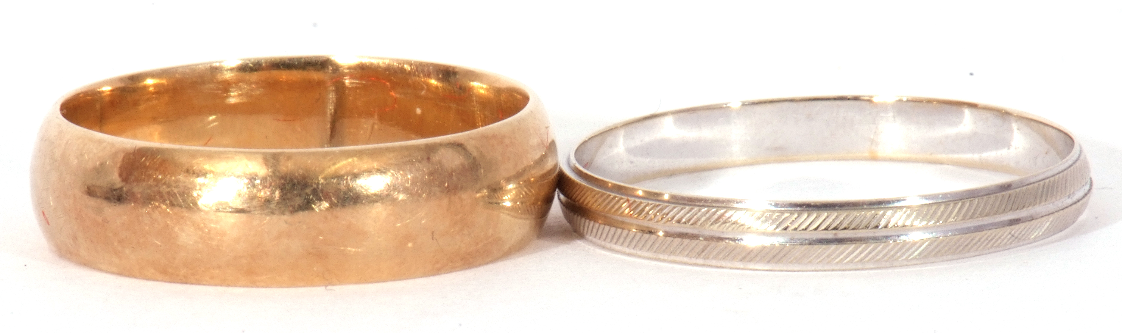 Mixed Lot: Two precious metal wedding ring, both stamped 585, a wide yellow plain polished ring - Image 2 of 5