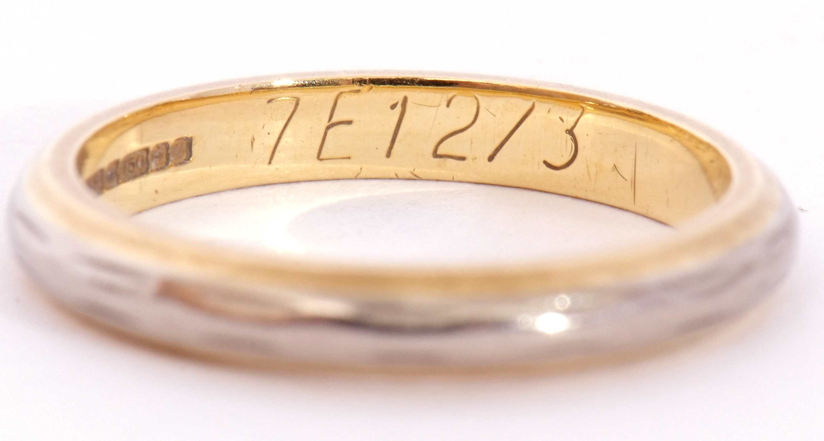 18ct gold two-tone wedding band with a faceted design, size I/J - Image 3 of 4