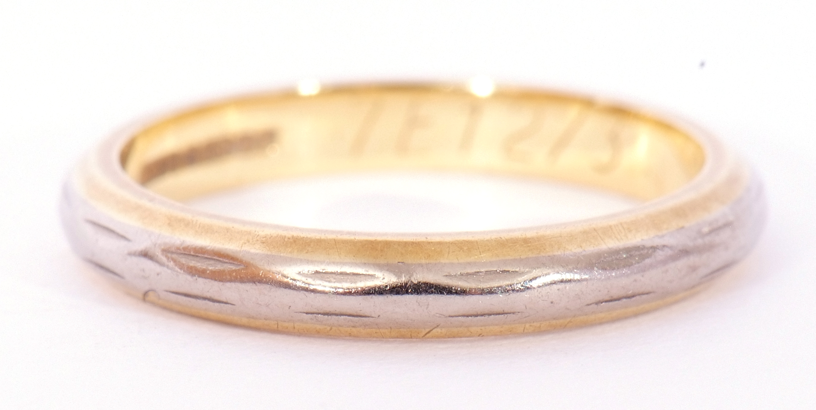 18ct gold two-tone wedding band with a faceted design, size I/J - Image 2 of 4