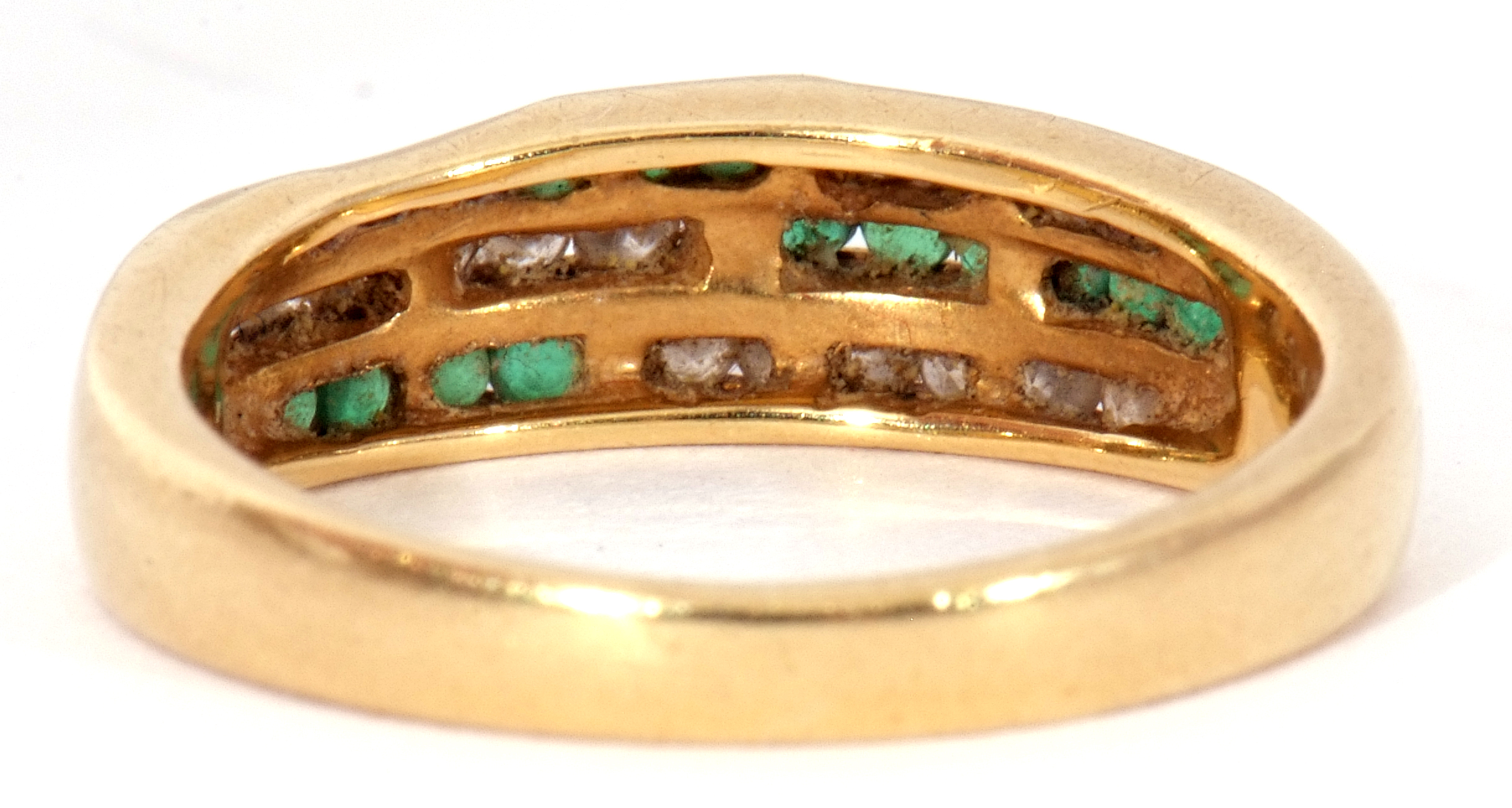 Emerald and diamond set half hoop ring, an Art Deco design of three bands of channel set diamonds - Bild 4 aus 9