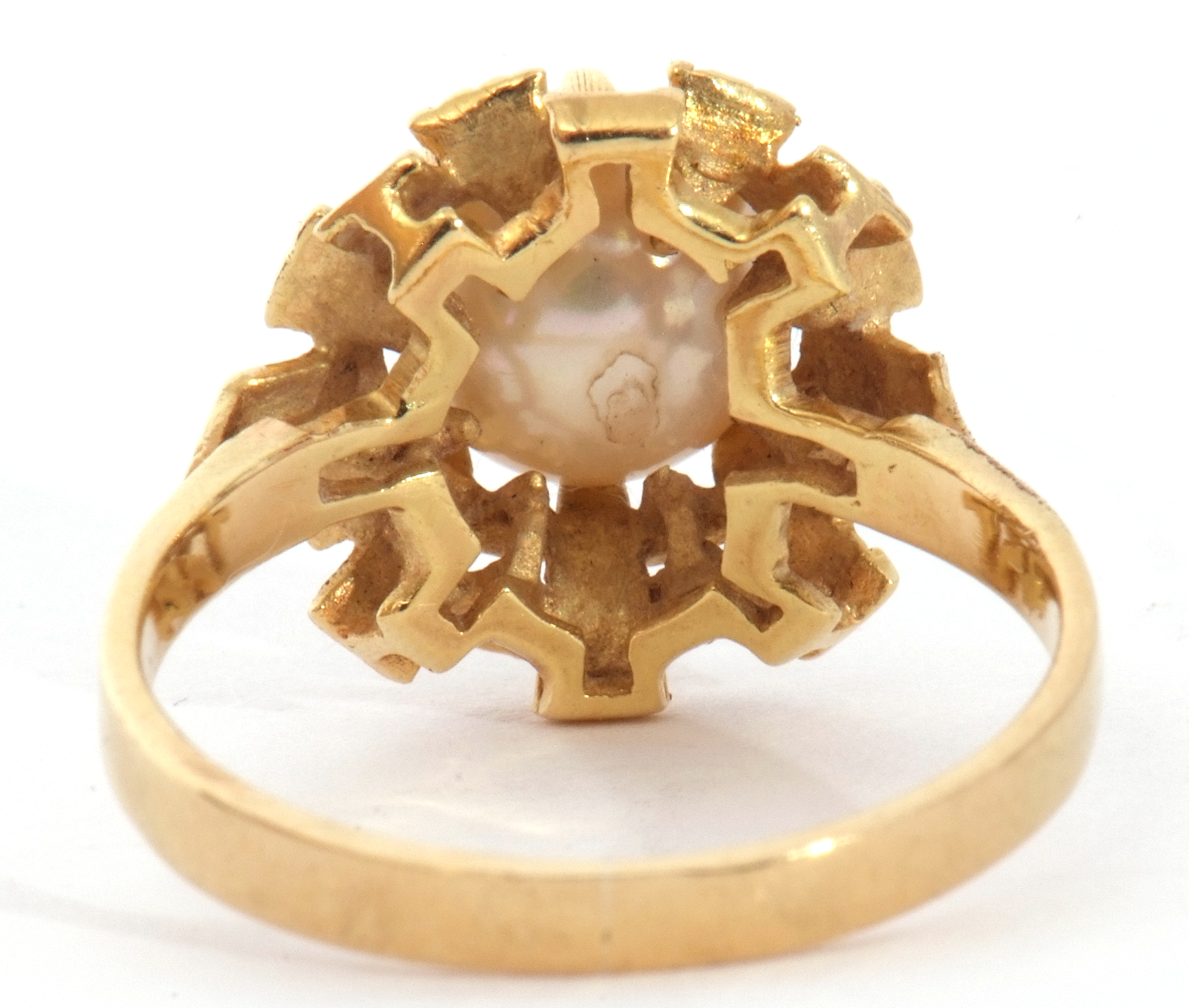 Modern yellow metal and cultured pearl ring centring a cultured pearl, 6mm diam, multi-claw set - Image 5 of 8