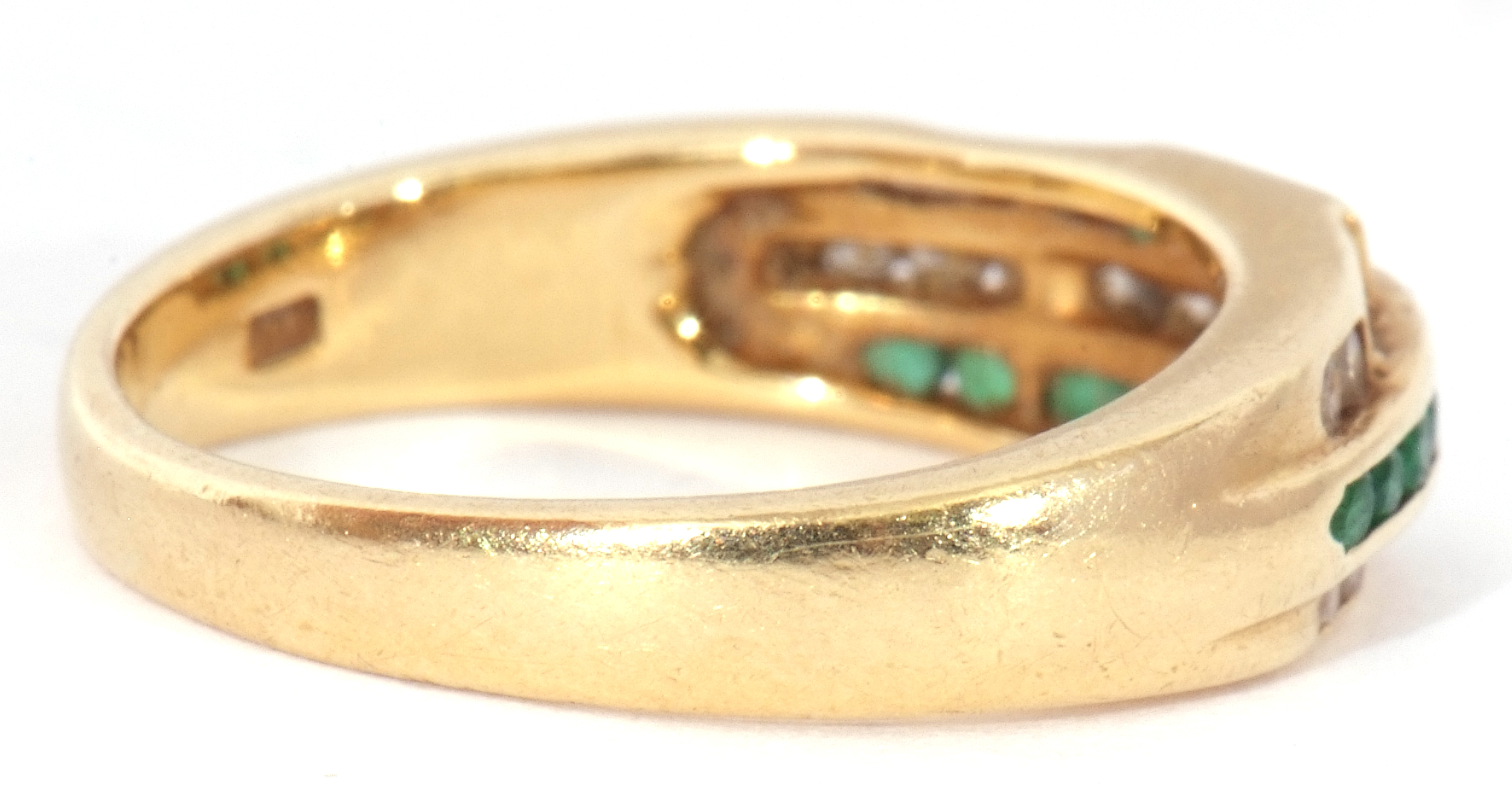 Emerald and diamond set half hoop ring, an Art Deco design of three bands of channel set diamonds - Bild 6 aus 9