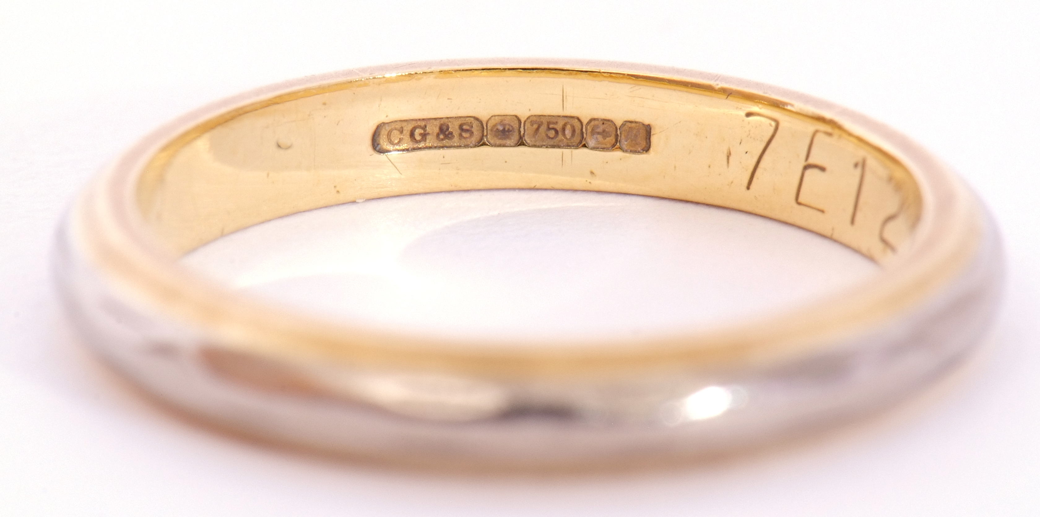 18ct gold two-tone wedding band with a faceted design, size I/J - Image 4 of 4