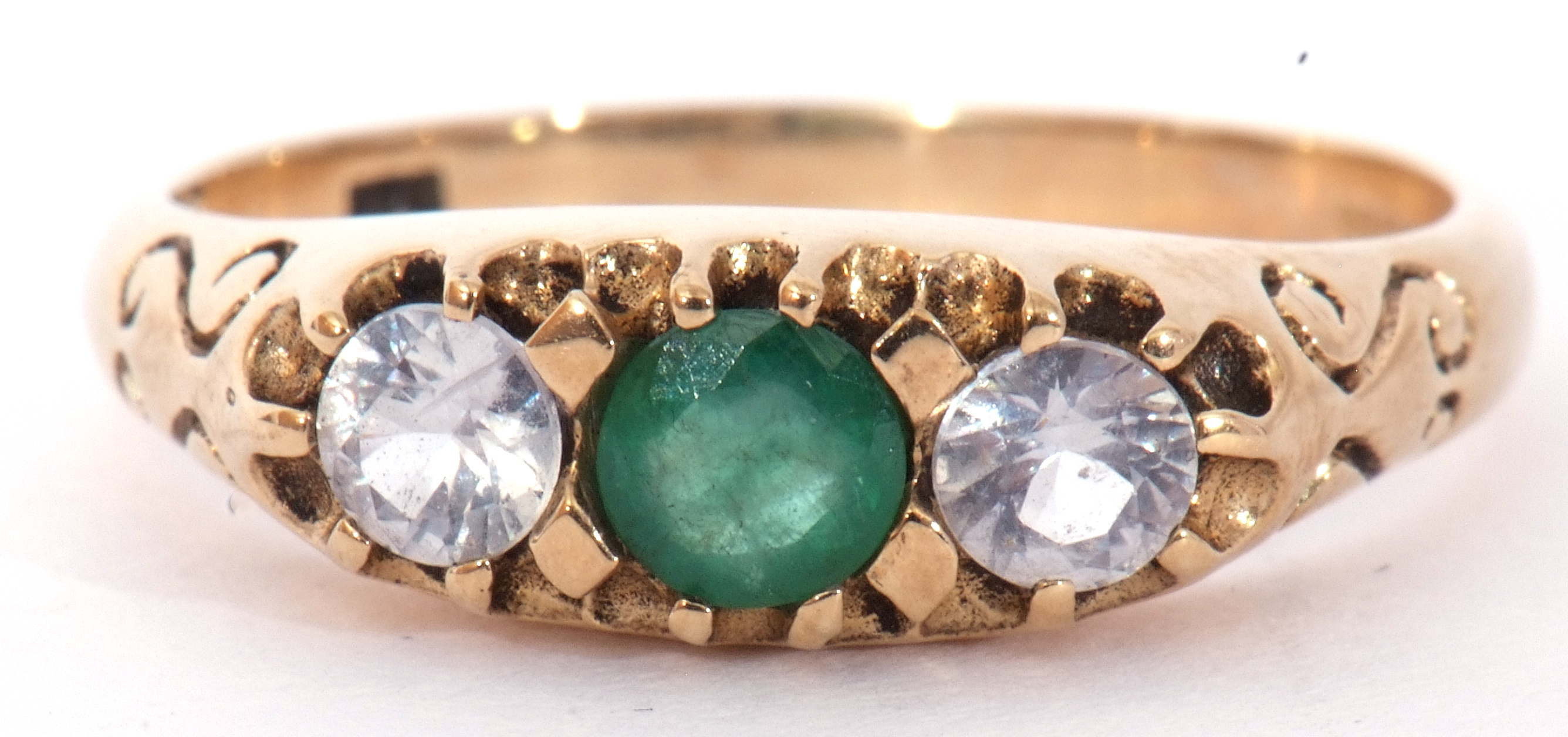 Modern 9ct gold paste set ring centring a green coloured stone between two pastes - Image 10 of 10