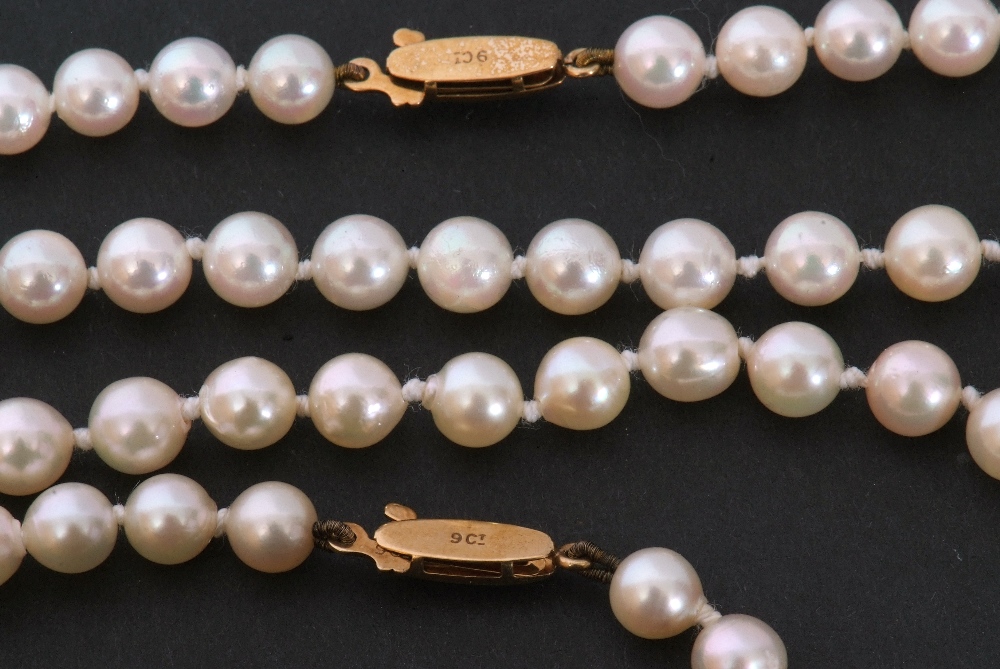 Mixed Lot: two cultured pearl necklaces, both a single row design, with uniform shaped beads, 4mm - Image 4 of 4