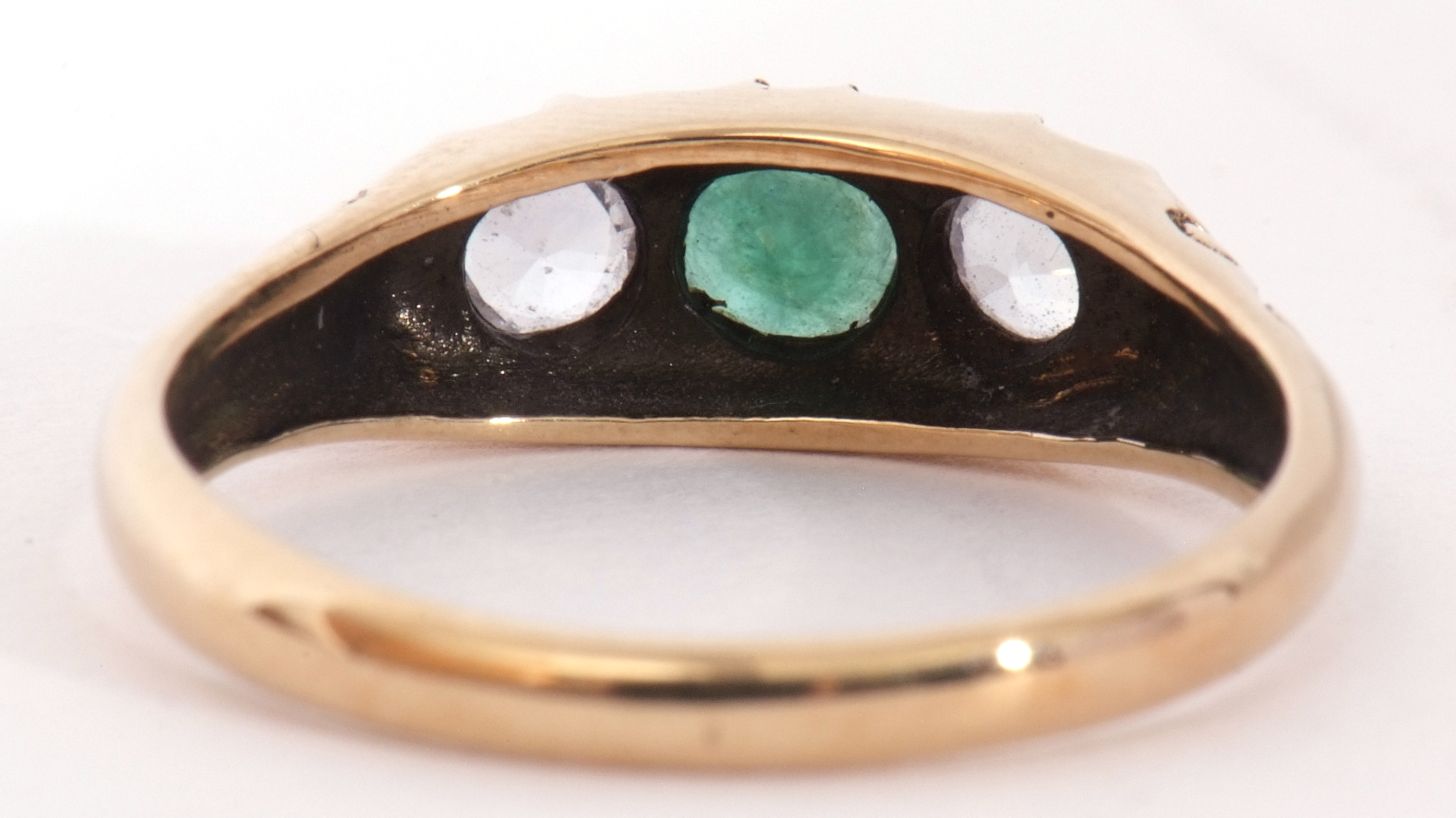 Modern 9ct gold paste set ring centring a green coloured stone between two pastes - Image 3 of 10
