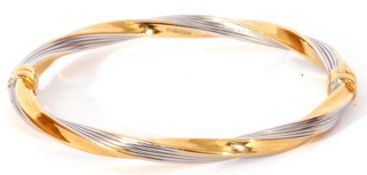 Modern 375 stamped two-tone spring hinged bracelet, a stylised plain and wire design, 7 x 6cm