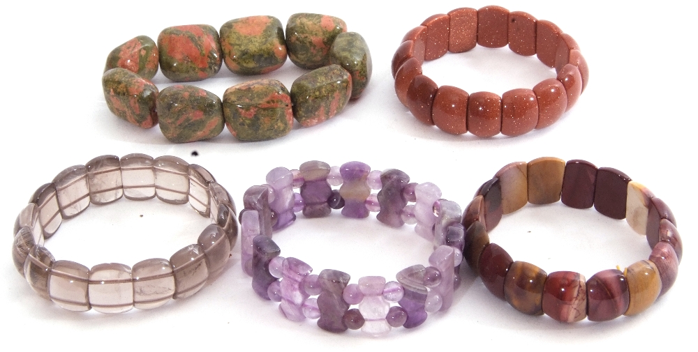 Mixed Lot: five modern various hard stone expanding bracelets - Image 2 of 2