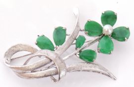 Precious metal jade and pearl set spray brooch stamped 14K, 5.3cm, g/w 7.8gms