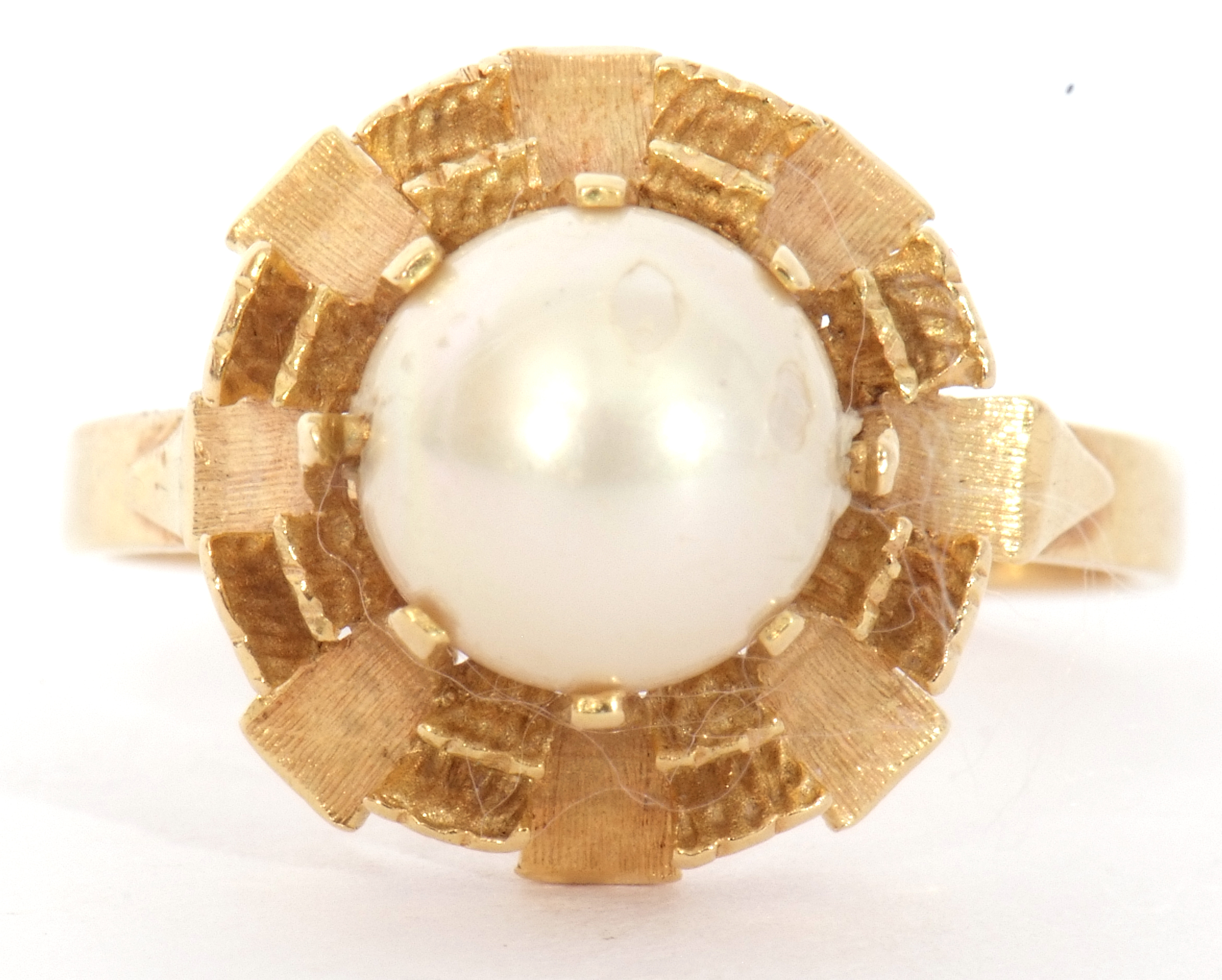 Modern yellow metal and cultured pearl ring centring a cultured pearl, 6mm diam, multi-claw set - Image 2 of 8