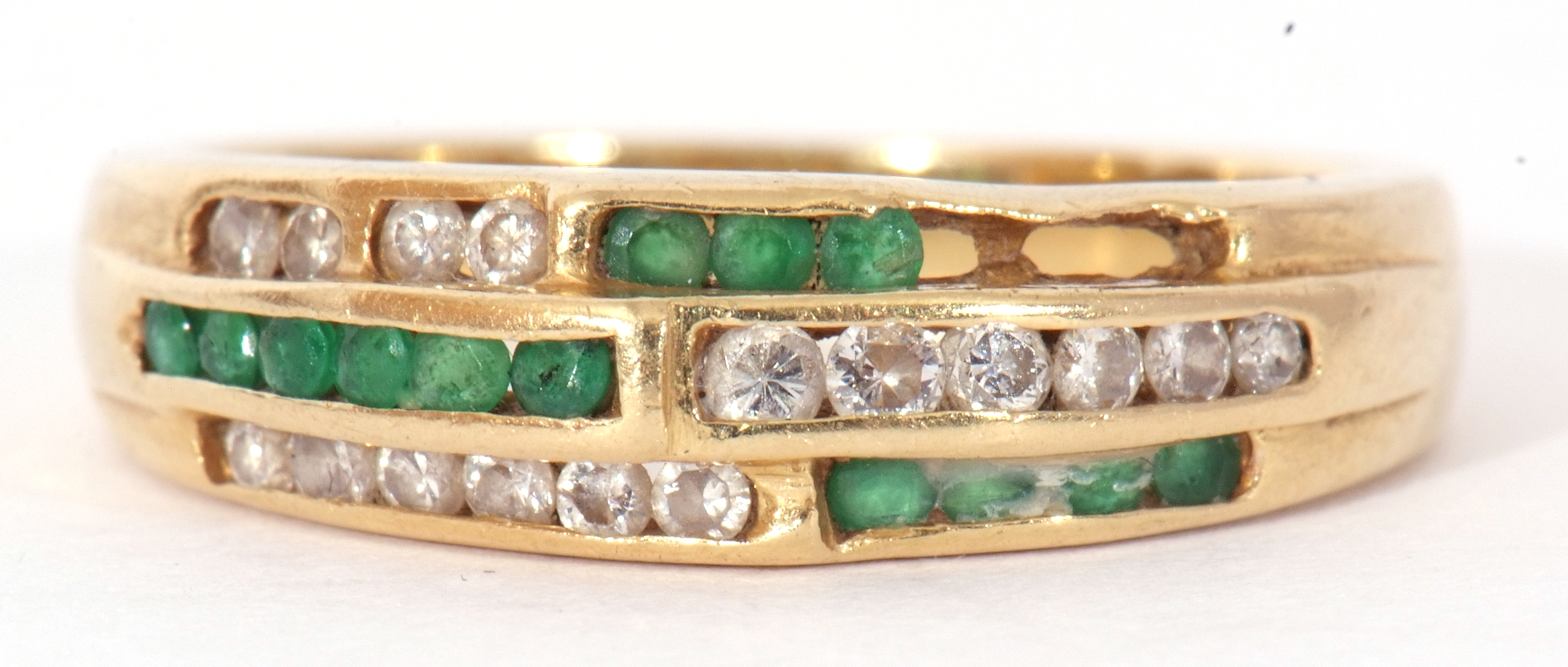 Emerald and diamond set half hoop ring, an Art Deco design of three bands of channel set diamonds - Bild 8 aus 9