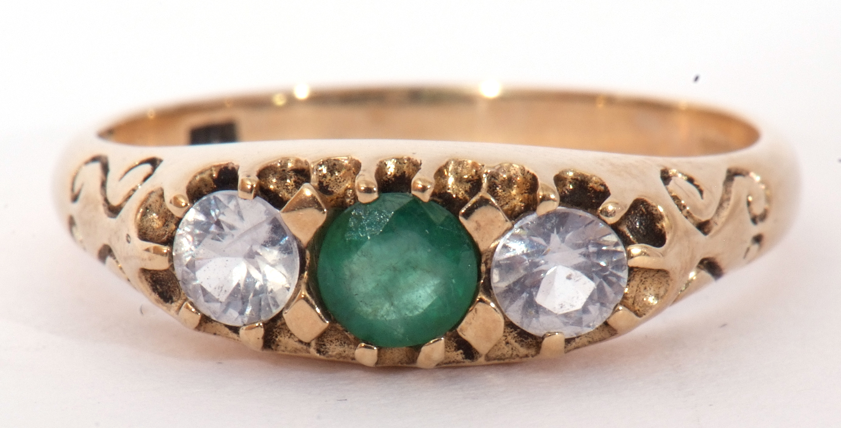 Modern 9ct gold paste set ring centring a green coloured stone between two pastes - Image 9 of 10