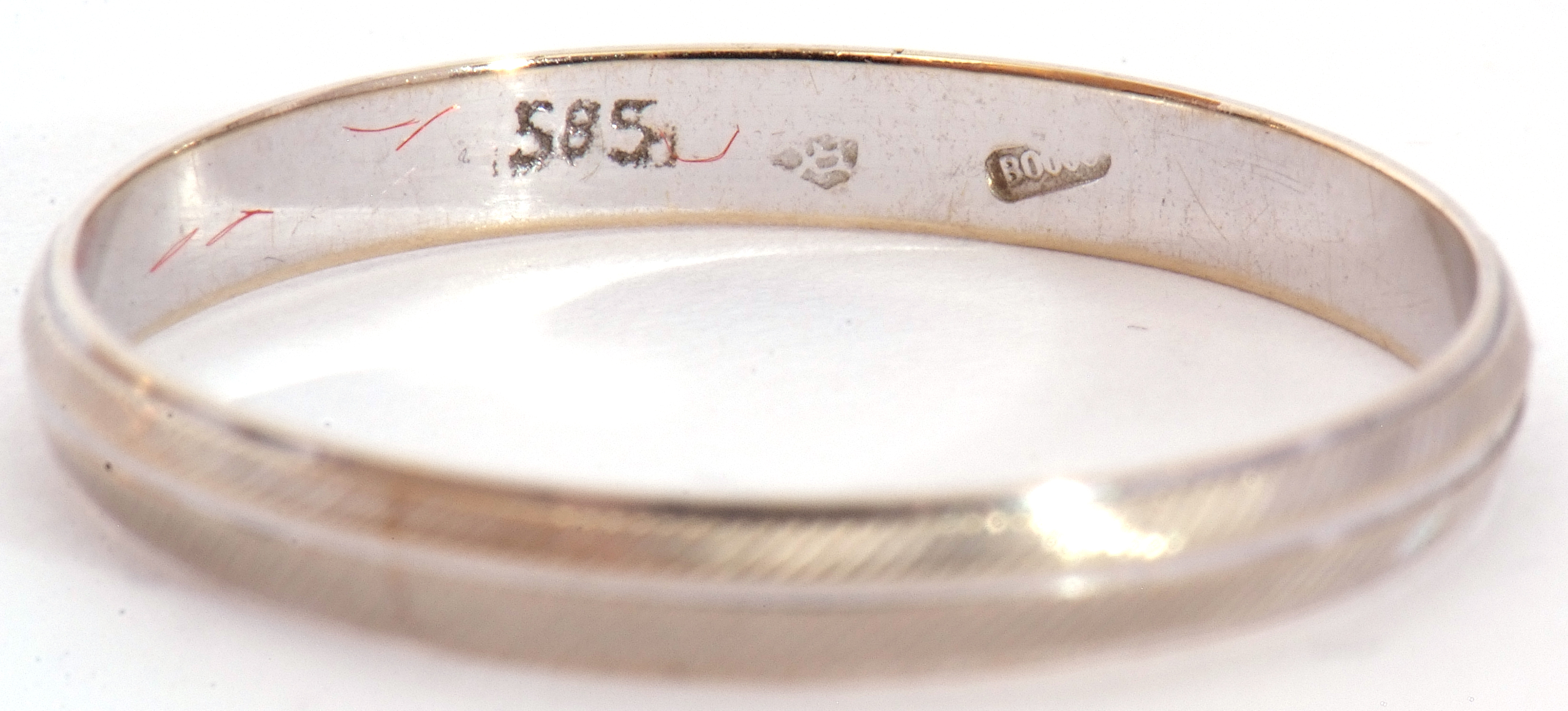 Mixed Lot: Two precious metal wedding ring, both stamped 585, a wide yellow plain polished ring - Image 3 of 5