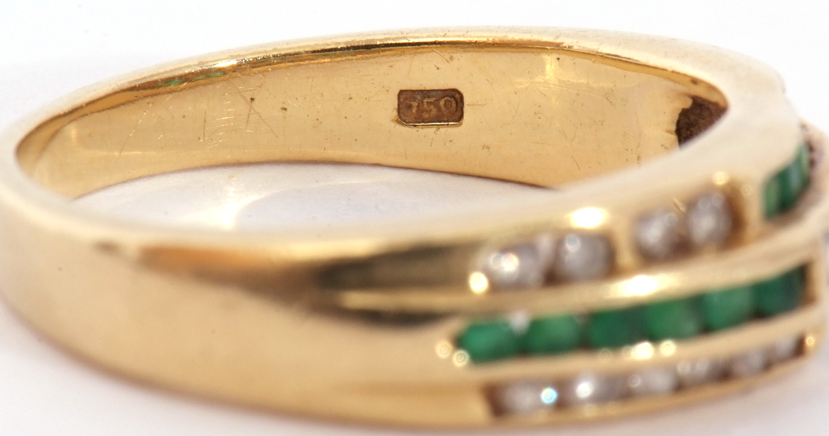 Emerald and diamond set half hoop ring, an Art Deco design of three bands of channel set diamonds - Bild 7 aus 9