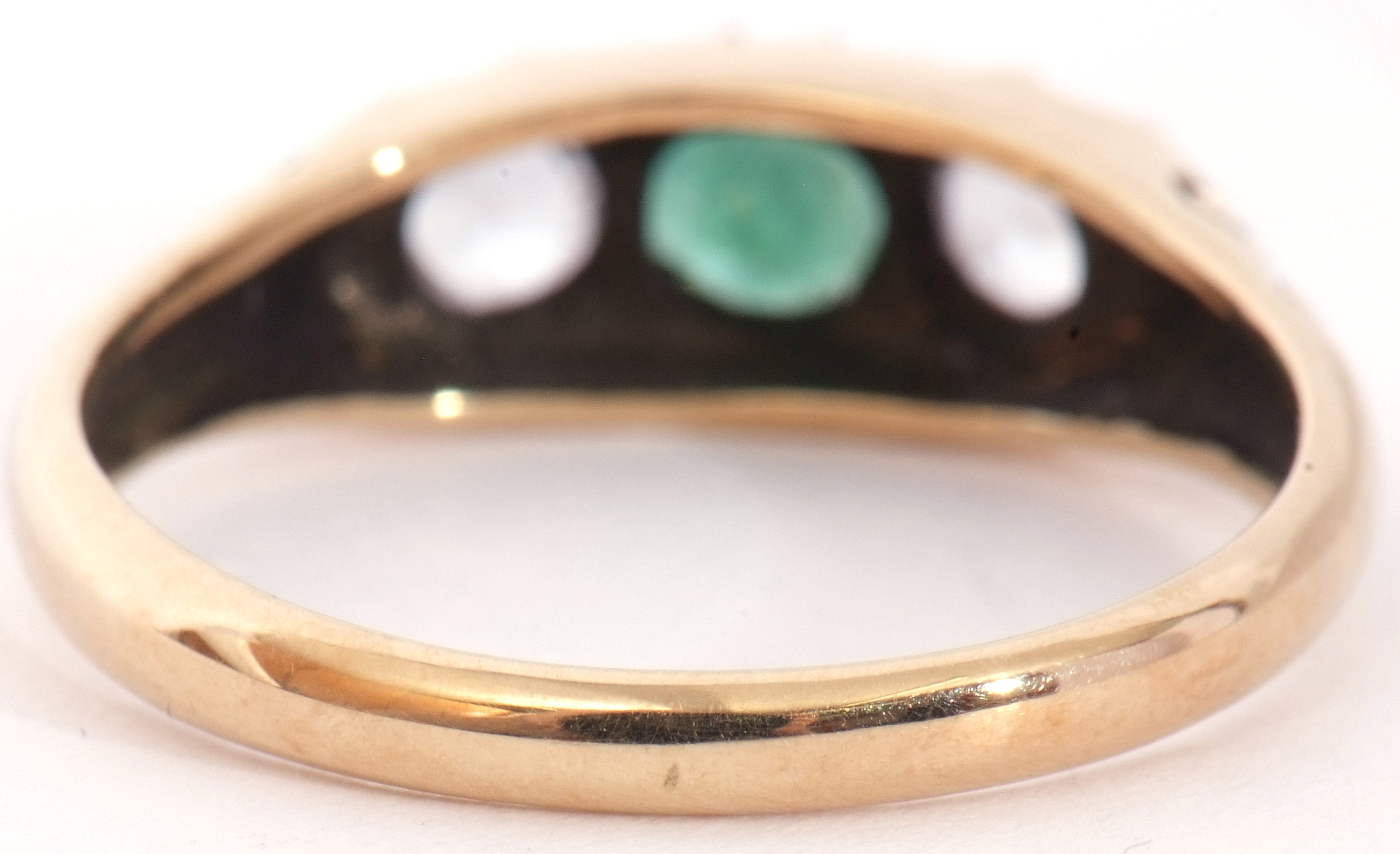 Modern 9ct gold paste set ring centring a green coloured stone between two pastes - Image 4 of 10