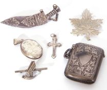 Mixed Lot: silver vesta of typical form engraved and chased both sides, 925 stamped oval locket, a