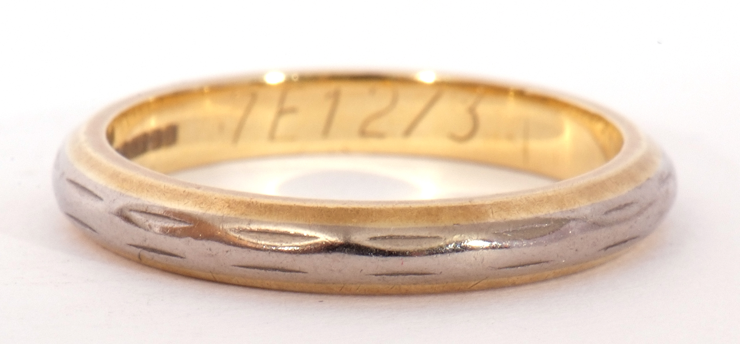 18ct gold two-tone wedding band with a faceted design, size I/J