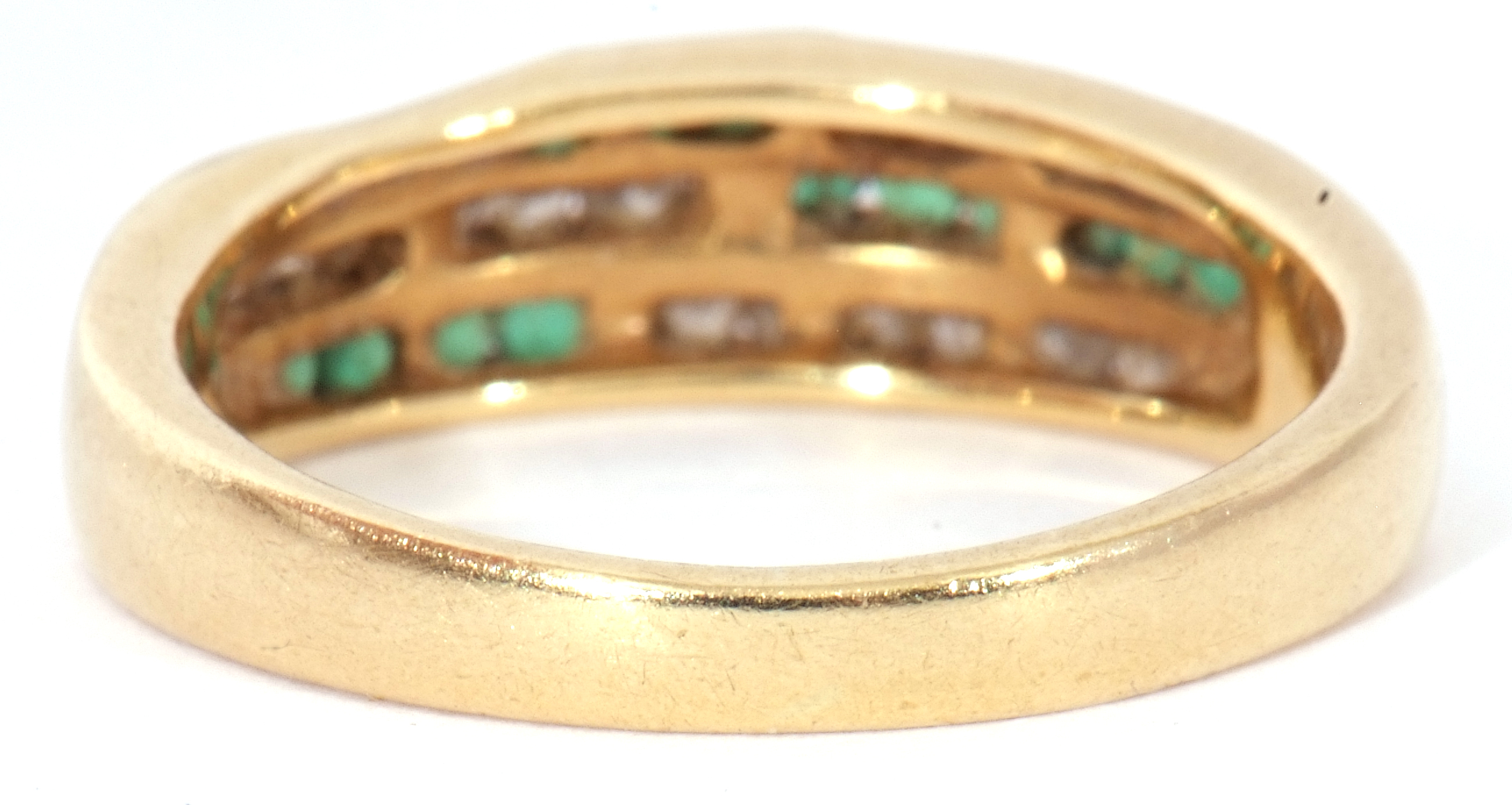 Emerald and diamond set half hoop ring, an Art Deco design of three bands of channel set diamonds - Bild 5 aus 9