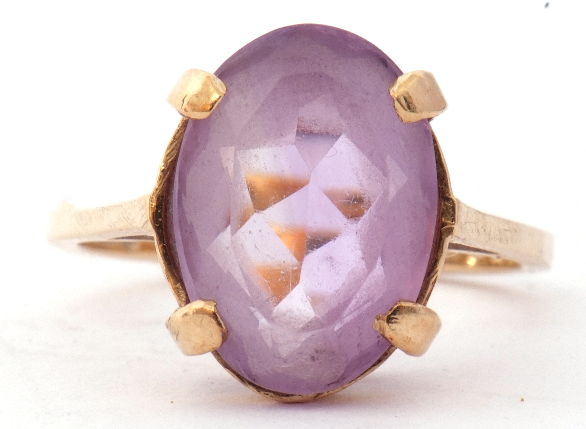 Modern 9ct gold pale purple stone ring, the oval faceted purple stone four claw set raised in a