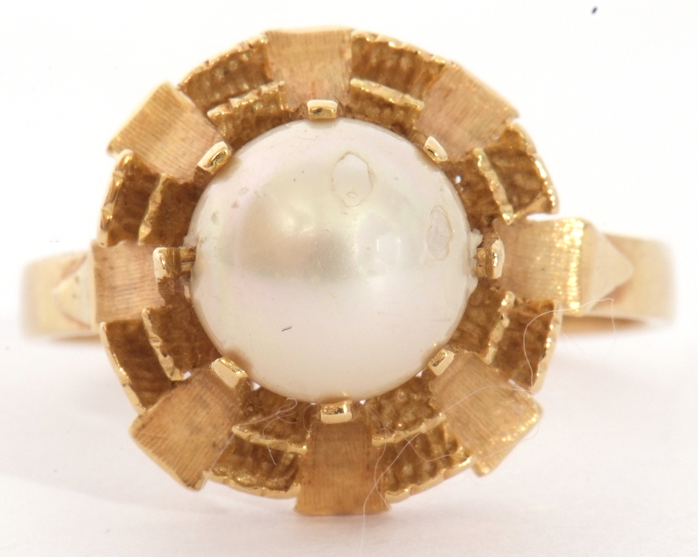 Modern yellow metal and cultured pearl ring centring a cultured pearl, 6mm diam, multi-claw set - Image 8 of 8