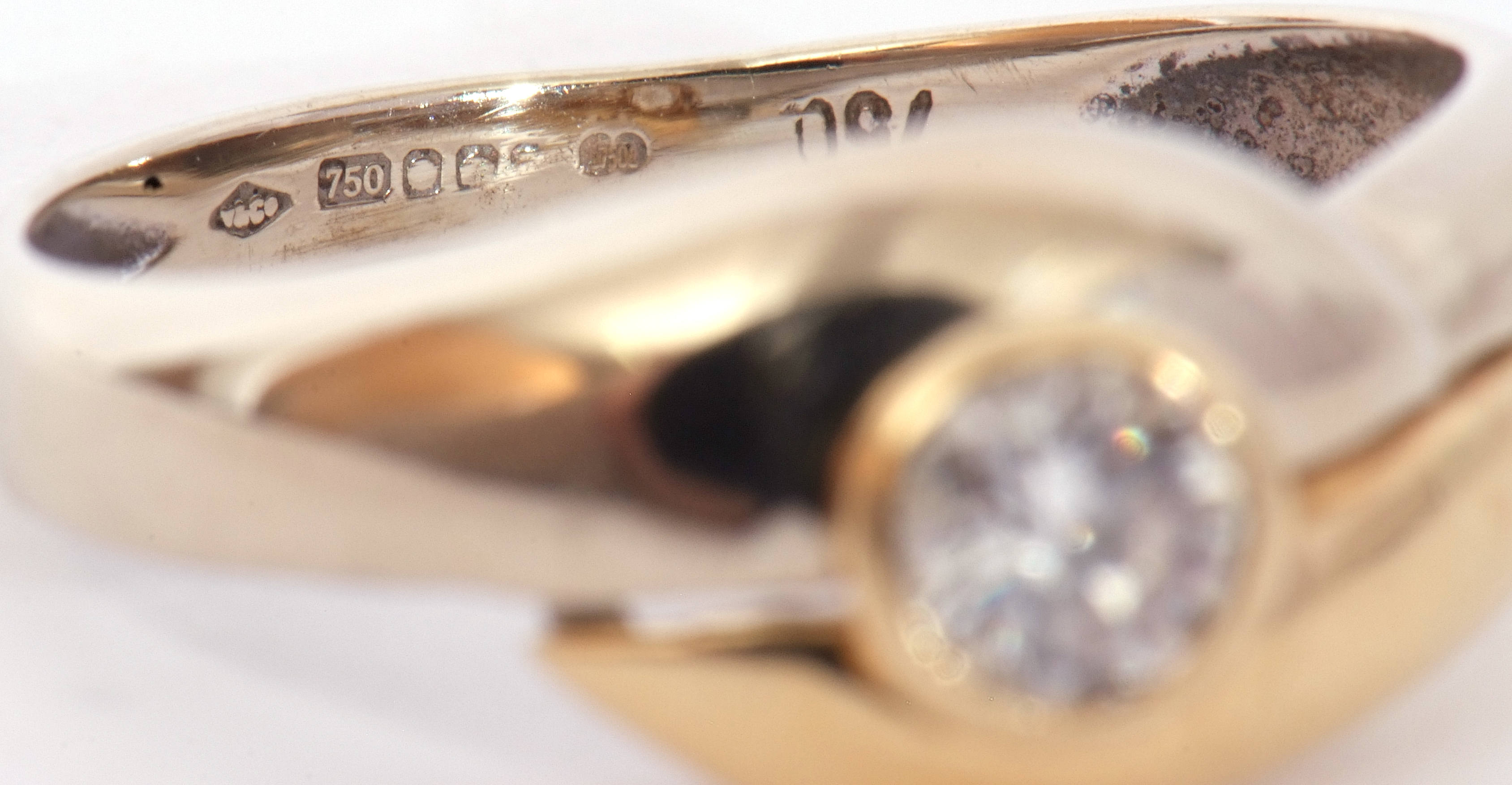 18ct gold brilliant cut solitaire diamond ring, the bezel set diamond raised above two-tone cross - Image 7 of 8