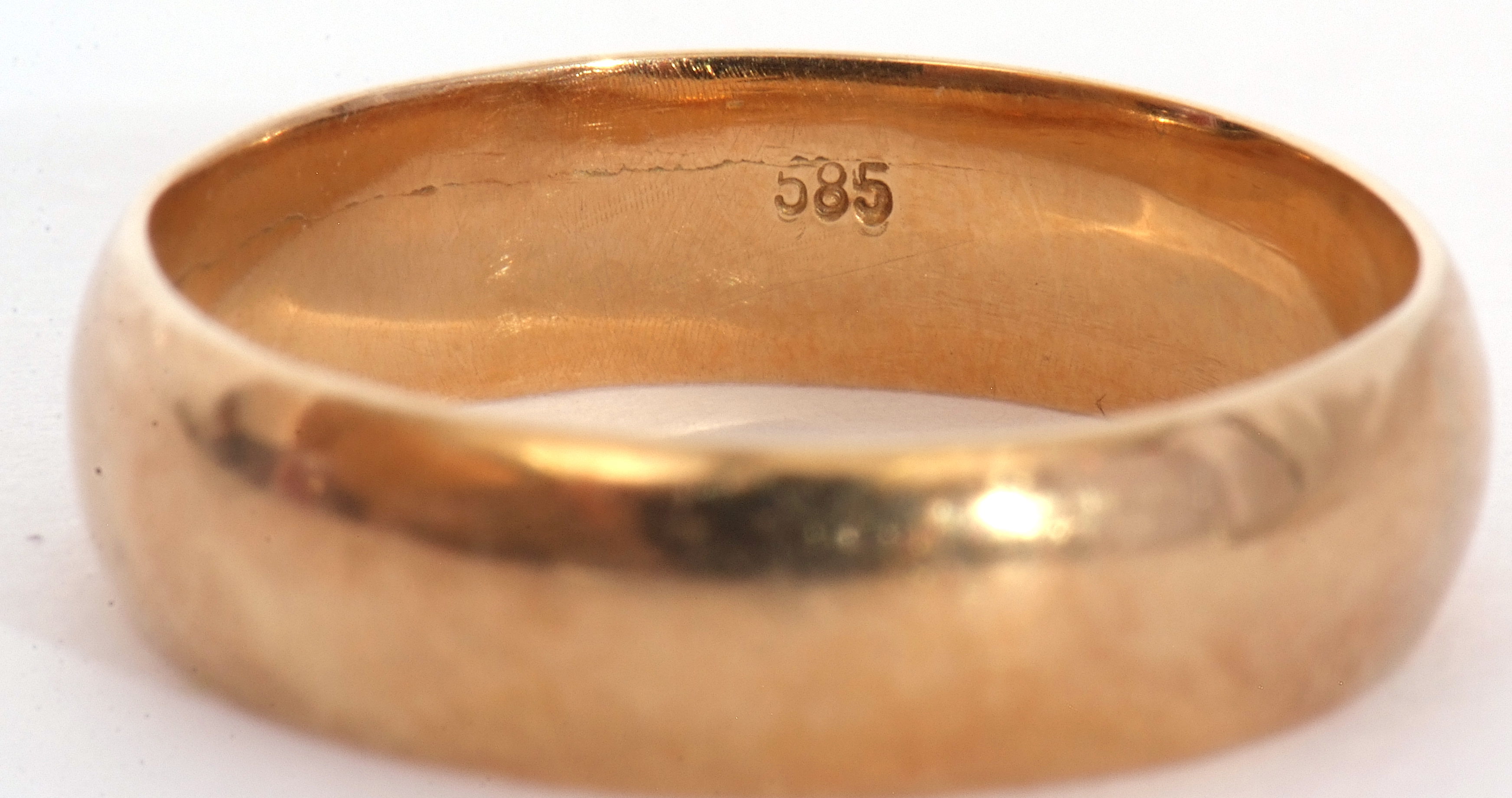 Mixed Lot: Two precious metal wedding ring, both stamped 585, a wide yellow plain polished ring - Image 4 of 5