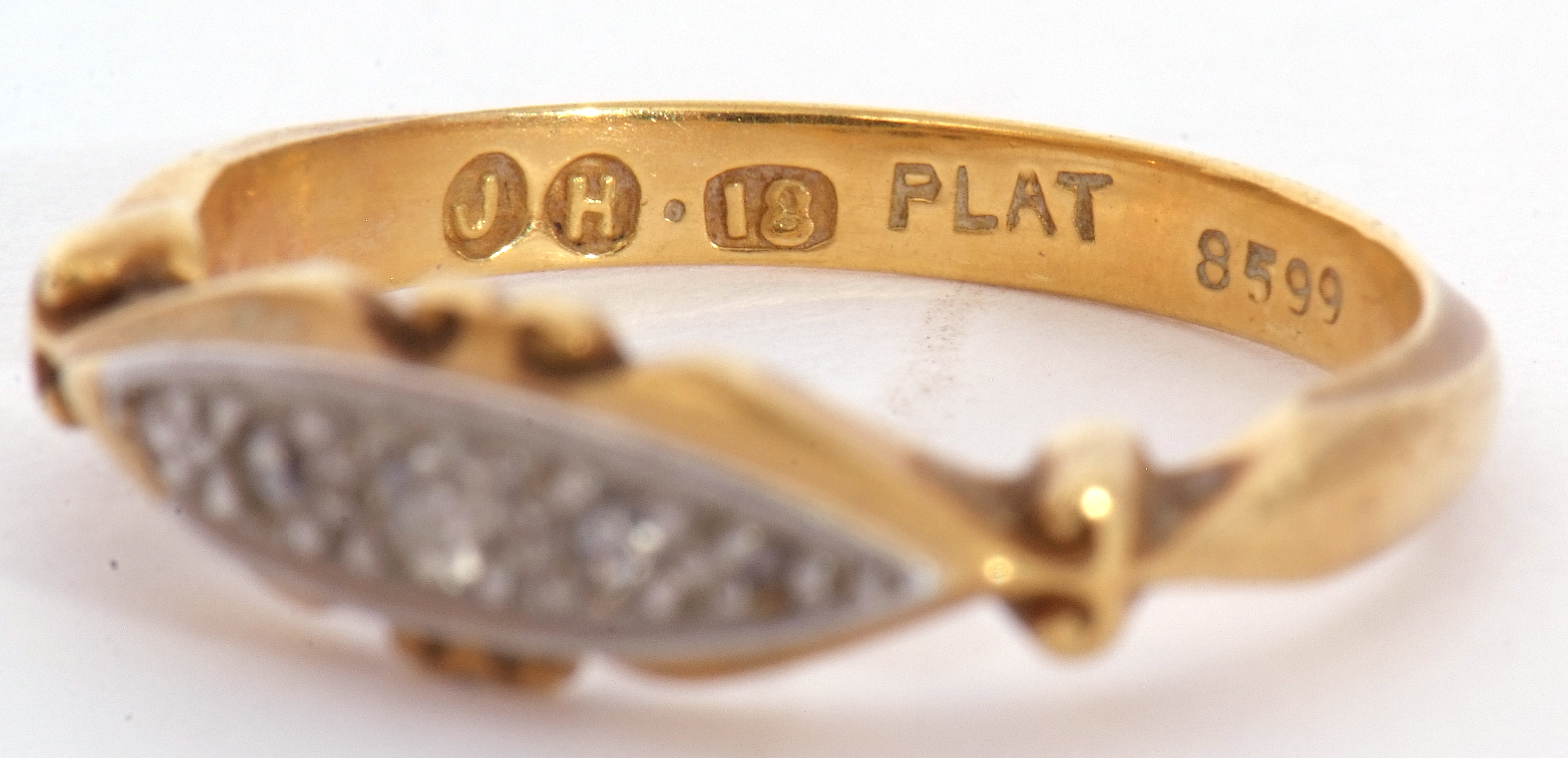 Antique 18ct and Plat and diamond five stone ring, boat shaped, featuring five graduated mixed cut - Image 5 of 6