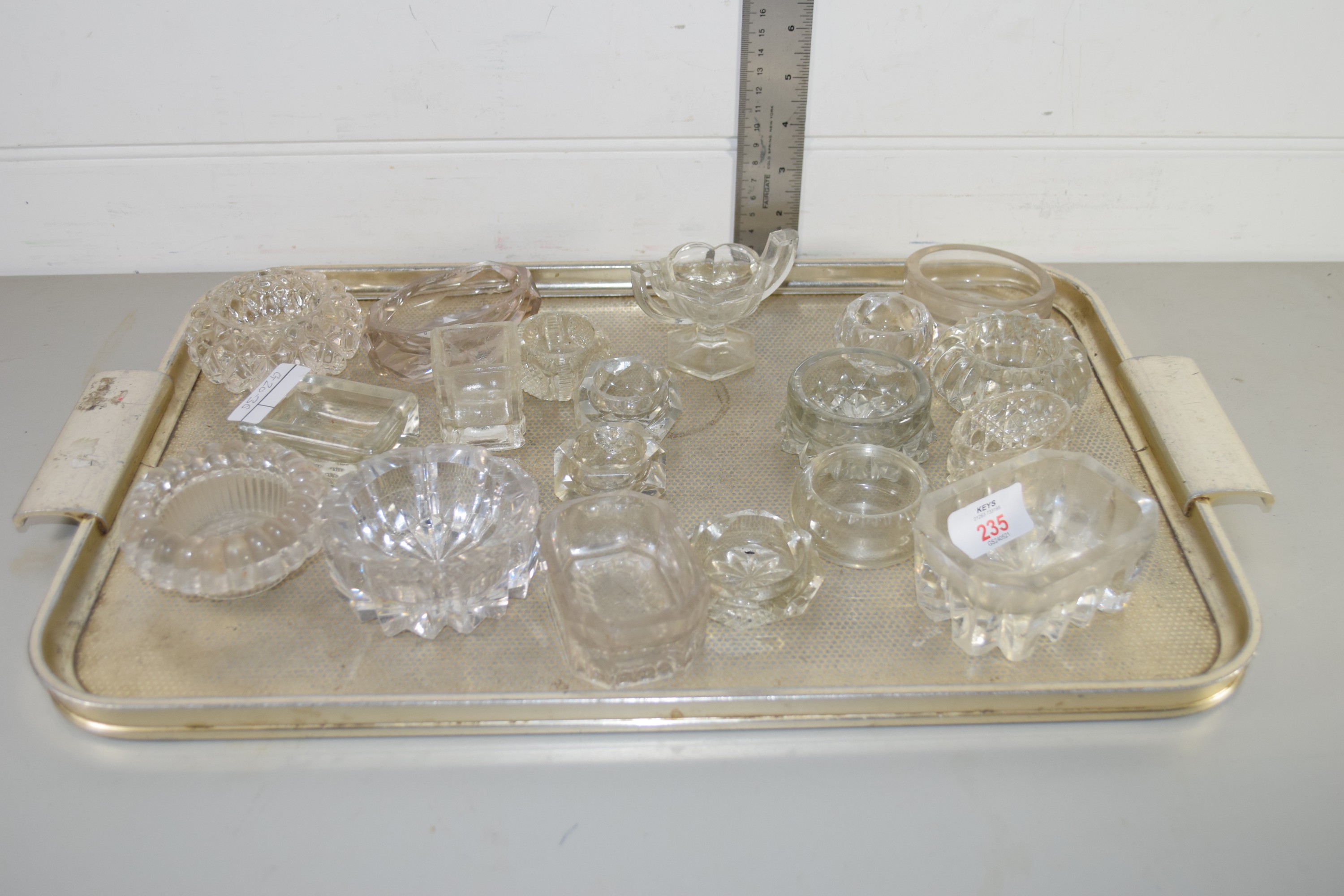 TRAY CONTAINING SMALL GLASS DISHES