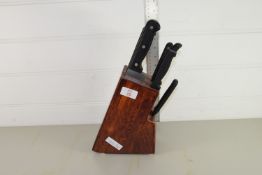 KITCHEN KNIVES IN WOODEN BLOCK