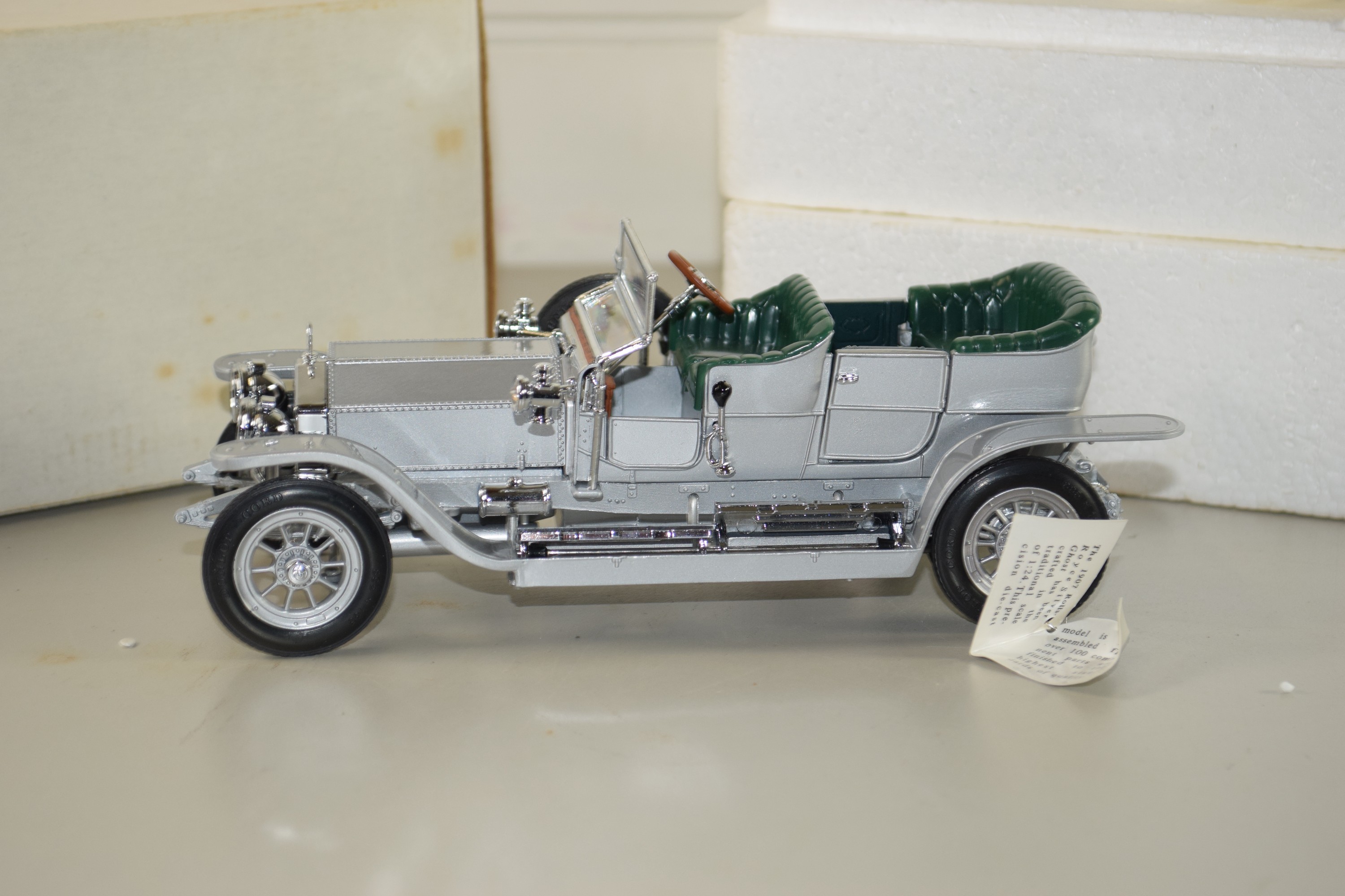 CASED MODEL OF A VINTAGE CAR IN ORIGINAL BOX, A ROLLS ROYCE SILVER GHOST