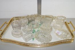 TRAY CONTAINING GLASS ASHTRAYS