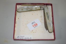 BOX CONTAINING TWO PEN KNIVES, ONE WITH SILVER BLADE