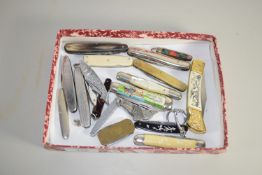 BOX CONTAINING PEN KNIVES