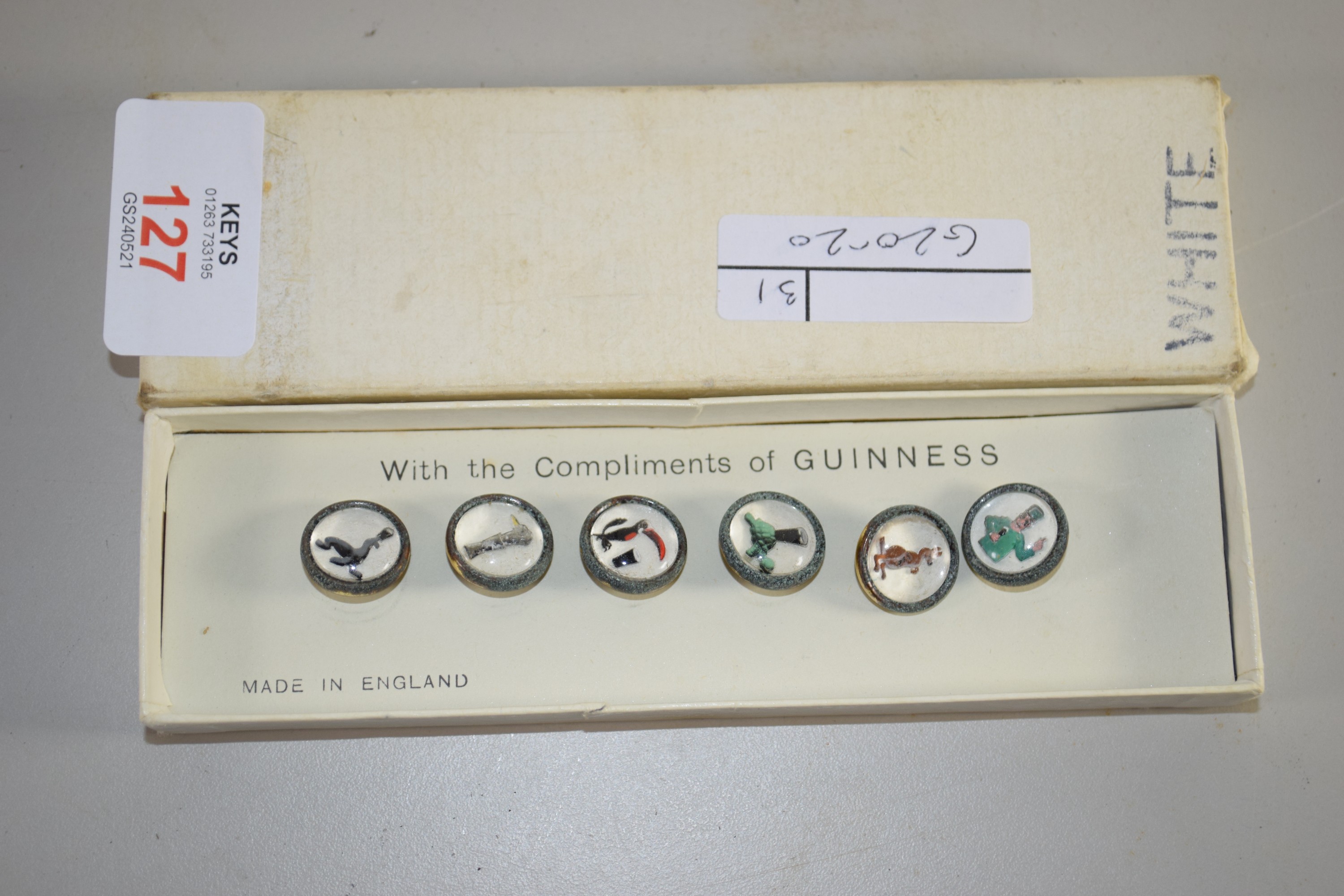 QUANTITY OF BUTTONS WITH GUINNESS MOTIF