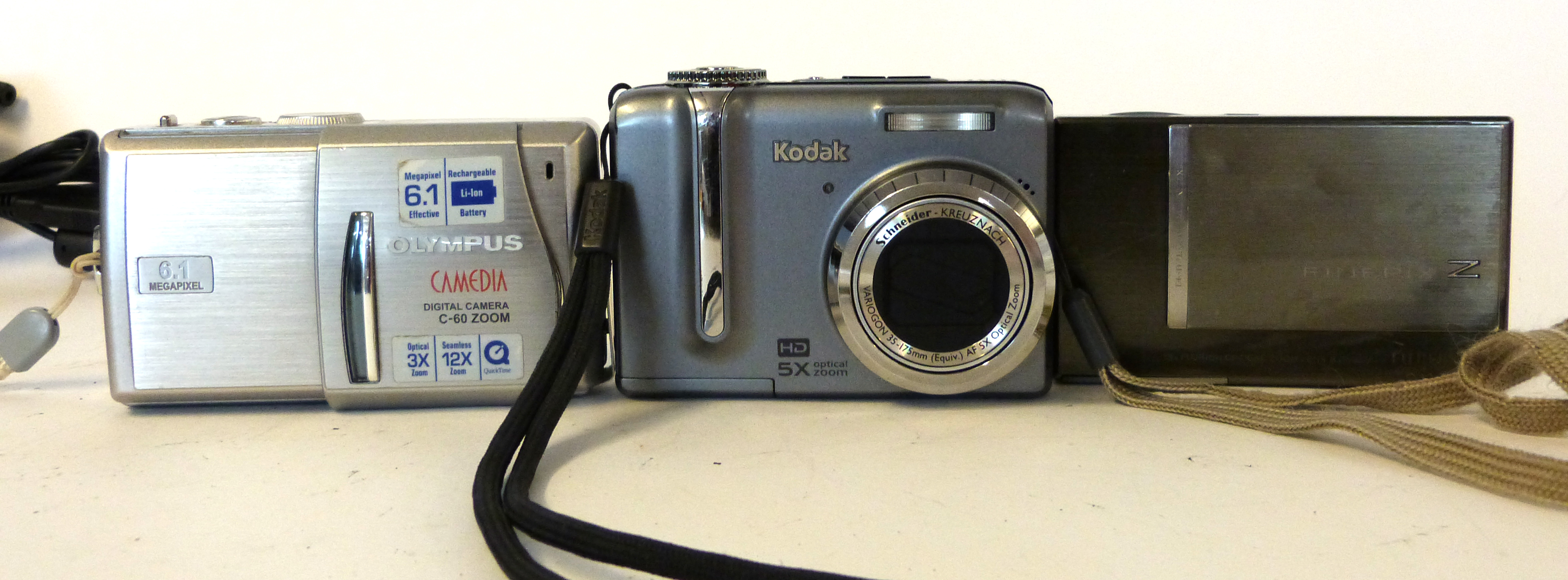 Mixed Lot: Fujifilm Finepix Z100 FD, a Kodad Easyshare 21275 and an Olympus Camedia C-60 - Image 2 of 4