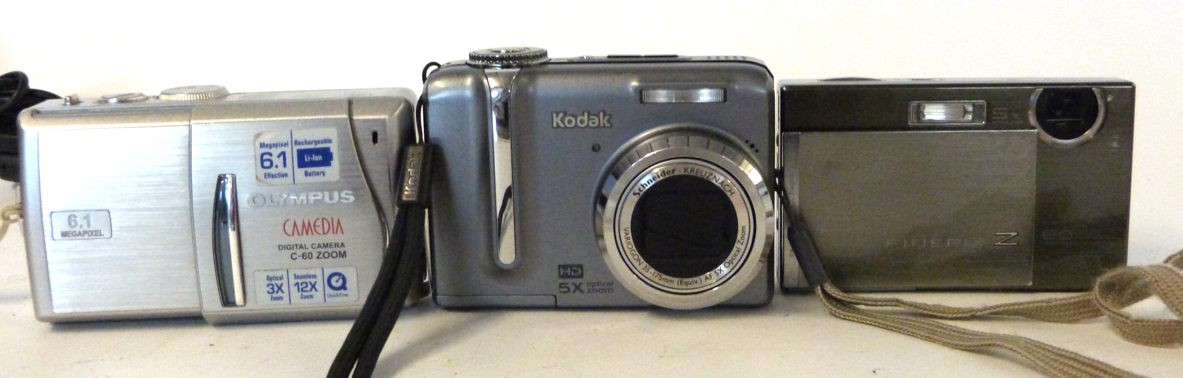Mixed Lot: Fujifilm Finepix Z100 FD, a Kodad Easyshare 21275 and an Olympus Camedia C-60 - Image 3 of 4