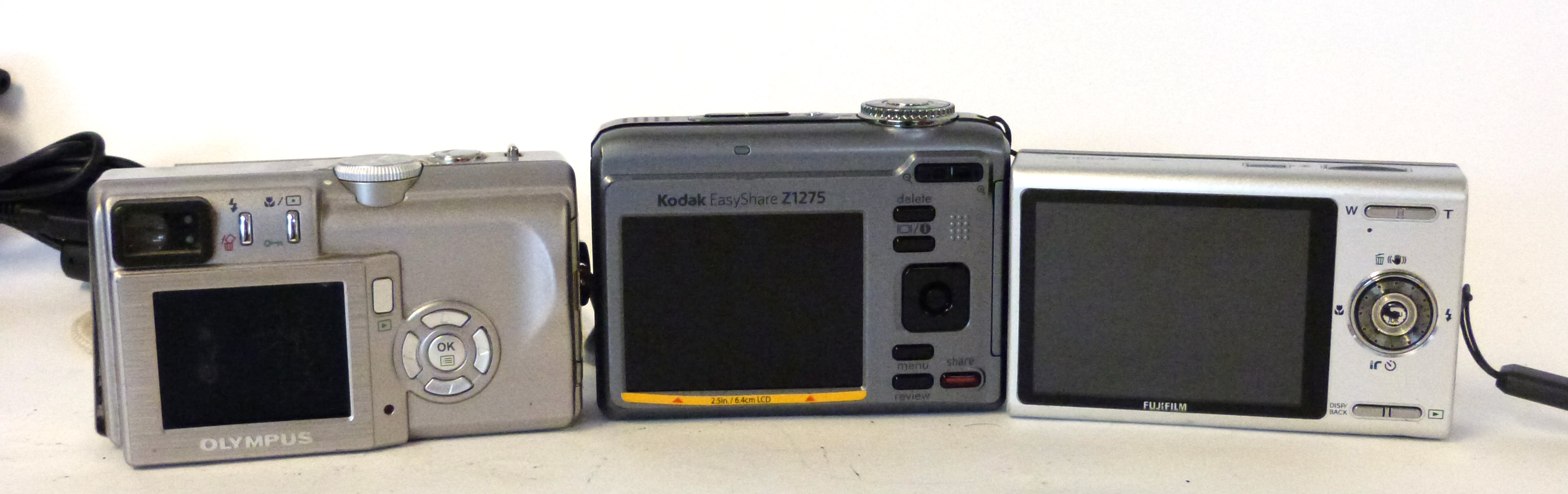 Mixed Lot: Fujifilm Finepix Z100 FD, a Kodad Easyshare 21275 and an Olympus Camedia C-60 - Image 4 of 4