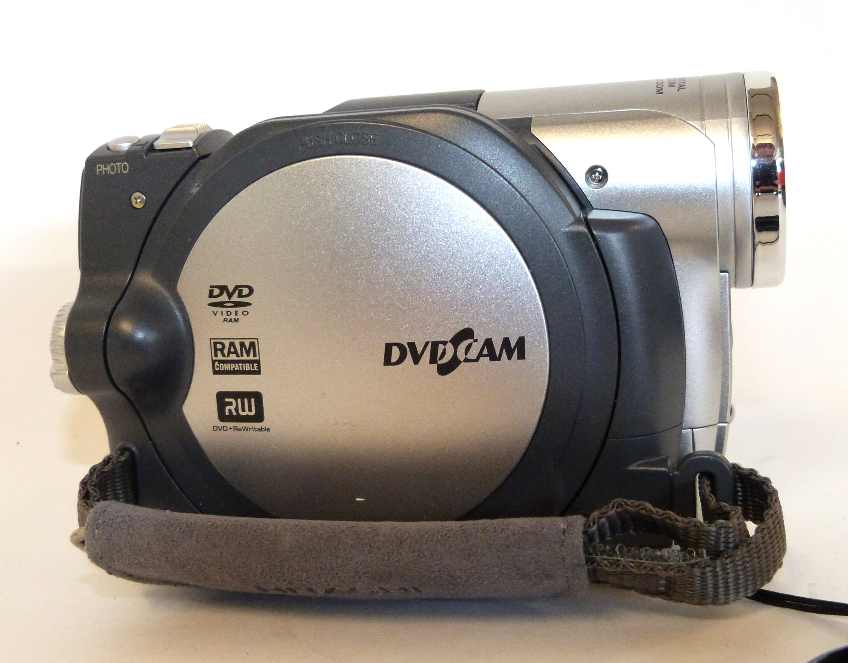 Hitachi D2-BX37E video camera with original box plus accessories - Image 4 of 8