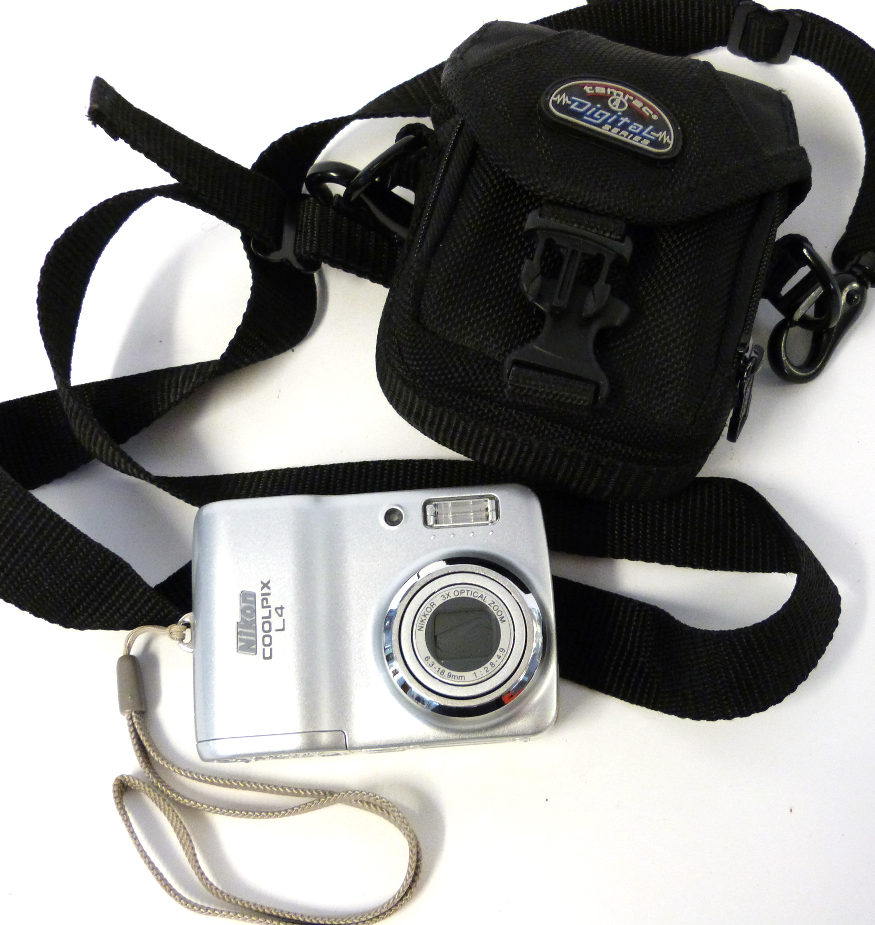 Nikon Coolpix L4 digital camera with case
