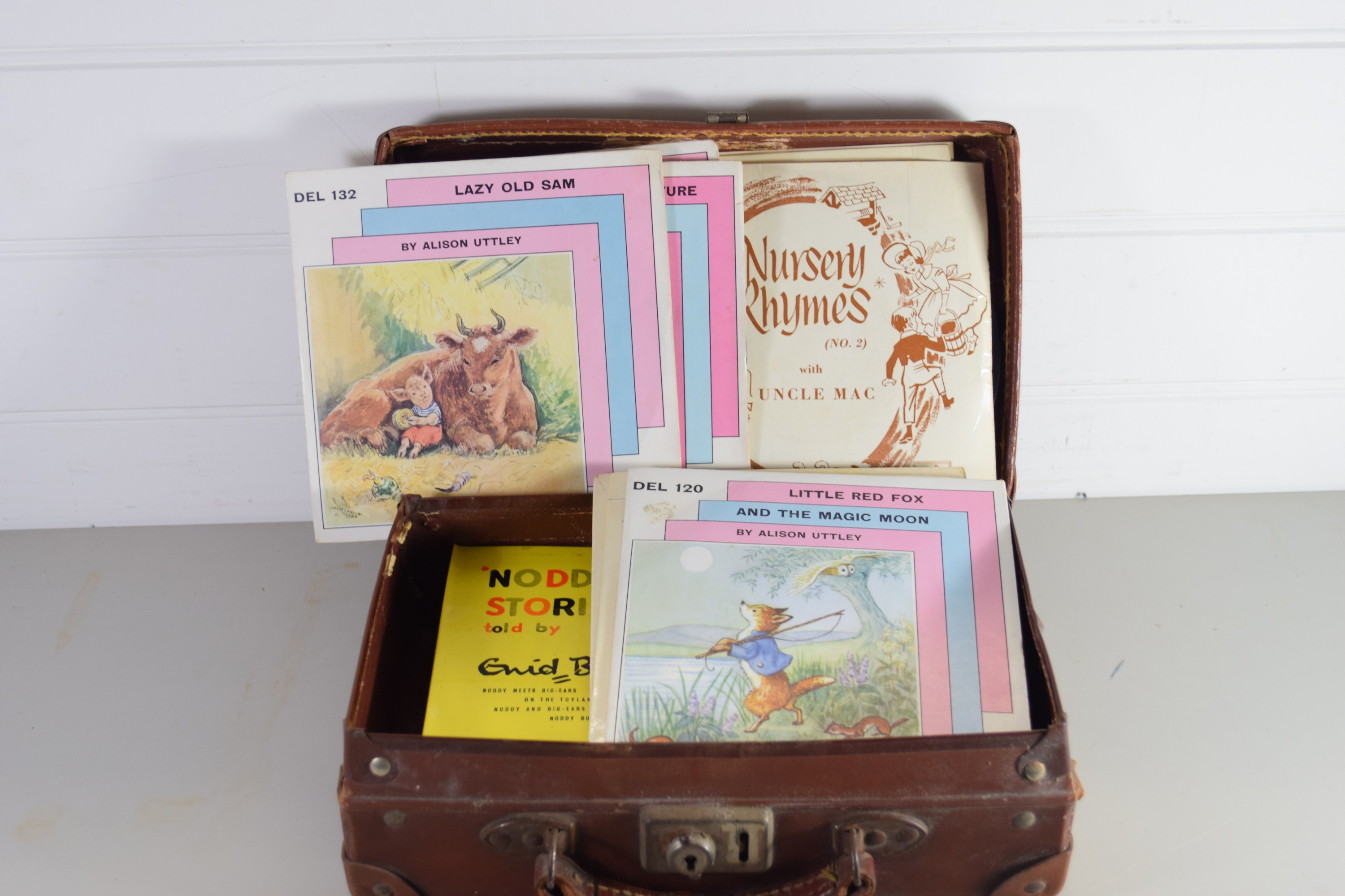 SMALL VINTAGE SUITCASE CONTAINING CHILDREN'S RECORDS