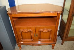 DECORATIVELY CARVED CORNER TV UNIT, WIDTH APPROX 103CM MAX