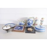 BOX CONTAINING DELFT JUG AND SMALL DISH, TANKARD ETC