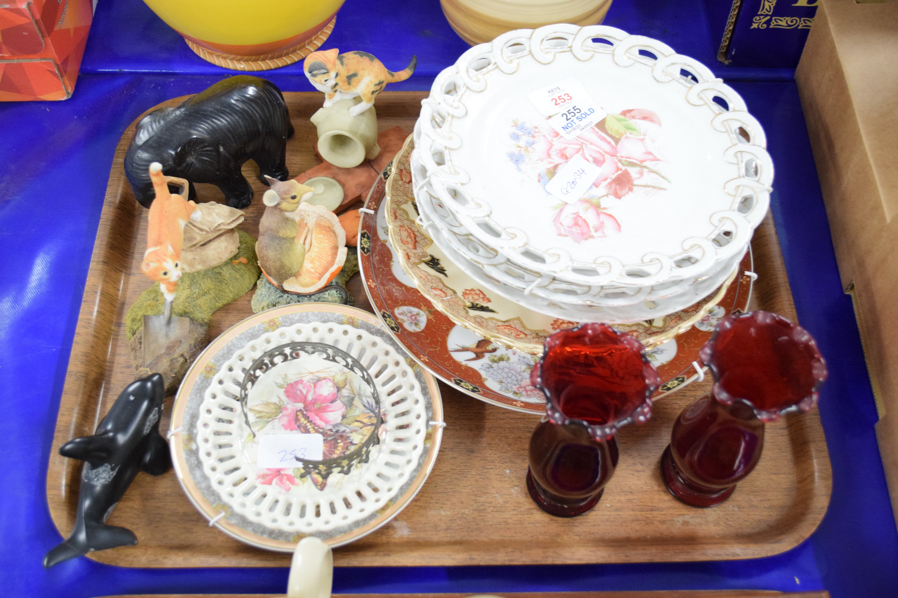 TRAY CONTAINING DECORATIVE PLATES, PAIR OF RUBY GLASS VASES