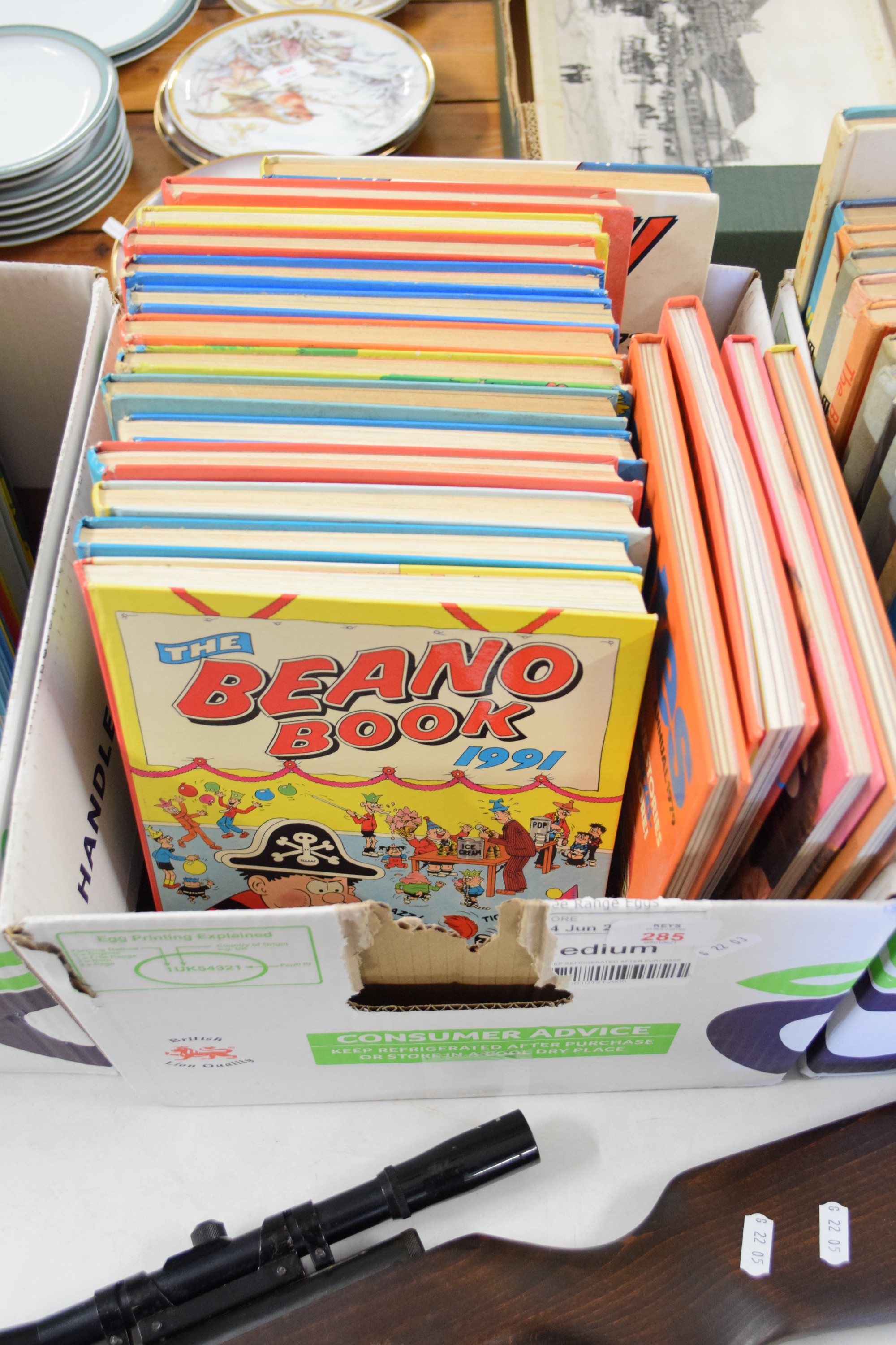 BOX CONTAINING ANNUALS INCLUDING THE BEANO FOR 1971/72 ETC