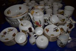 EXTENSIVE QUANTITY OF ROYAL WORCESTER EVESHAM PATTERN TABLE WARES, BOWLS, PLATES, CUPS, SAUCERS,