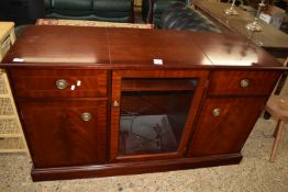 REPRODUCTION MAHOGANY EFFECT SIDEBOARD/HI FI CABINET, LENGTH APPROX 135CM