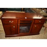 REPRODUCTION MAHOGANY EFFECT SIDEBOARD/HI FI CABINET, LENGTH APPROX 135CM