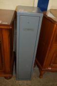 SMALL GUN CABINET, WIDTH APPROX 23CM