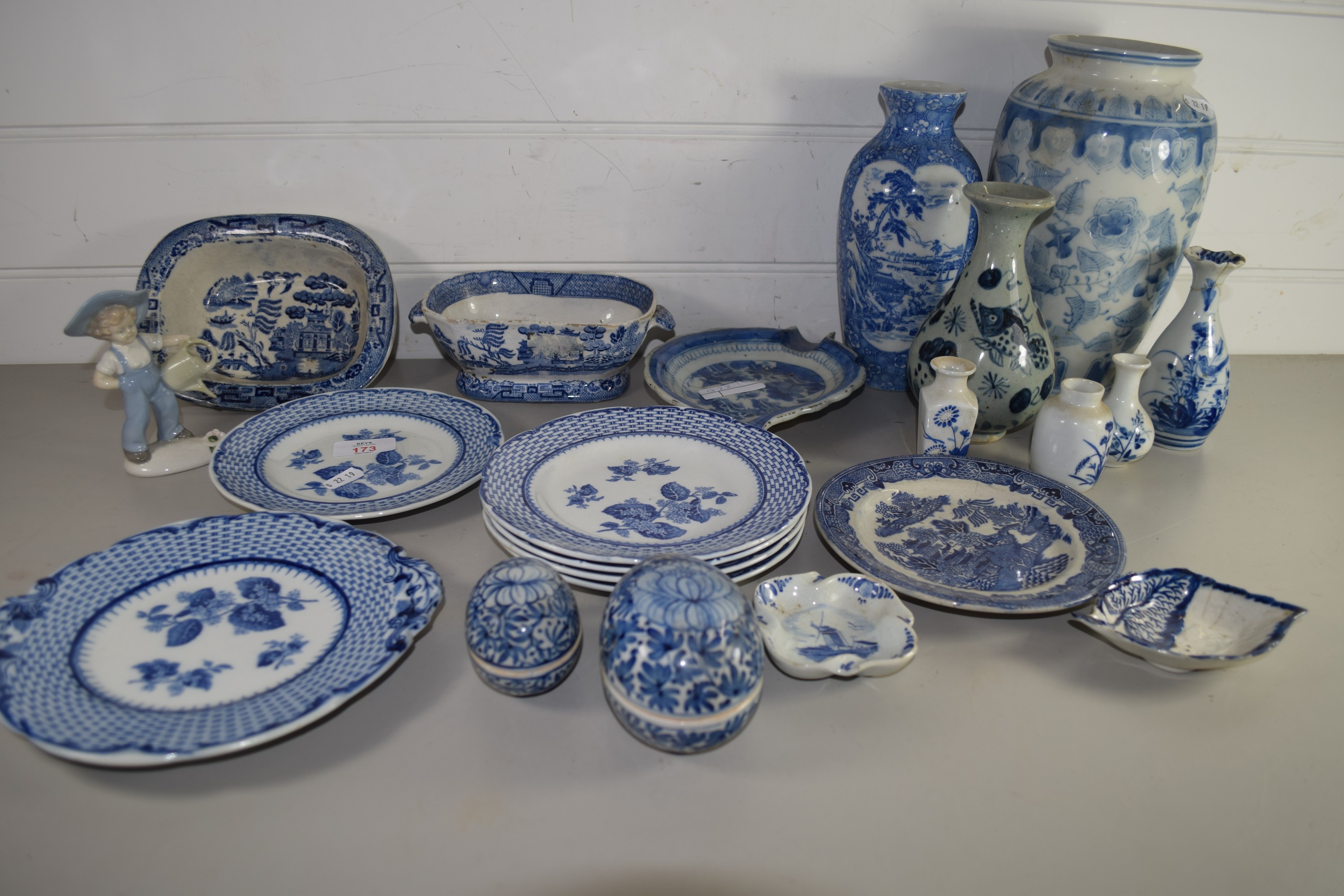 BLUE AND WHITE POTTERY, VARIOUS DISHES AND VASES